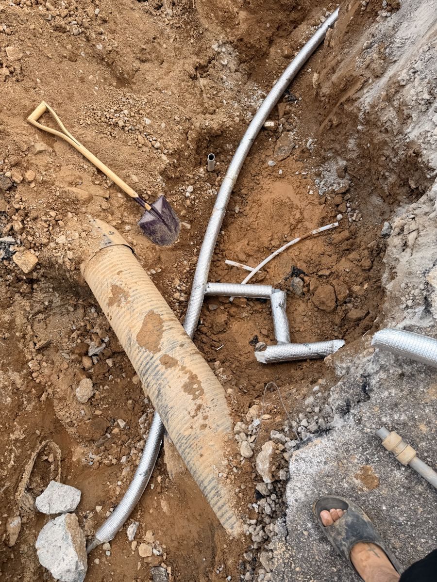 신길동 공장 마당 급수관 누수 굴착 1